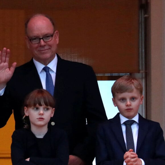 Le prince Albert II de Monaco et ses enfants Jacques et Gabriella assistent à la fête de la Saint-Jean sur la place du palais princier à Monaco le 23 juin 2024.