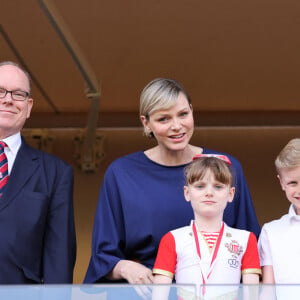 Exclusif - Le prince Albert II de Monaco , la princesse Charlene, le prince Jacques et la princesse Gabriella - La famille princière de Monaco assiste au match de l'Afrique du Sud (qui a remporté son match) lors du tournoi de qualification de rugby à 7 pour les JO 2024 au Stade Louis II à Monaco le 22 juin 2024. © Claudia Albuquerque / Bestimage