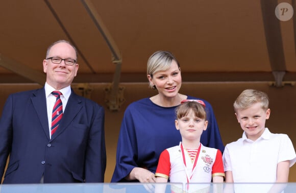 Exclusif - Le prince Albert II de Monaco , la princesse Charlene, le prince Jacques et la princesse Gabriella - La famille princière de Monaco assiste au match de l'Afrique du Sud (qui a remporté son match) lors du tournoi de qualification de rugby à 7 pour les JO 2024 au Stade Louis II à Monaco le 22 juin 2024. © Claudia Albuquerque / Bestimage