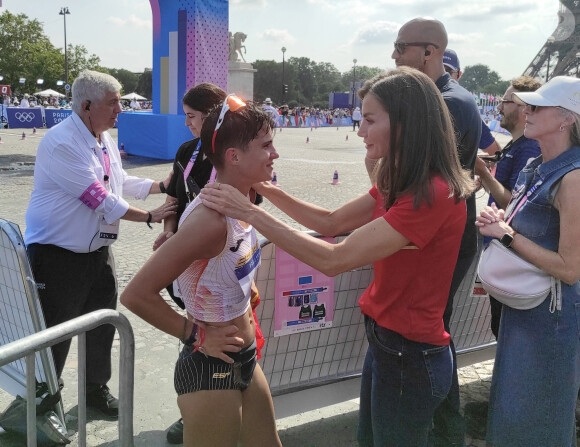 La reine Letizia d'Espagne rencontre les athlètes espagnols à l'issue de l'épreuve des 20 kms lors des Jeux Olympiques de Paris2024 (JO), le 1er août 2024. 