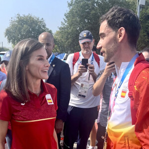 La reine Letizia d'Espagne rencontre les athlètes espagnols à l'issue de l'épreuve des 20 kms lors des Jeux Olympiques de Paris2024 (JO), le 1er août 2024. 