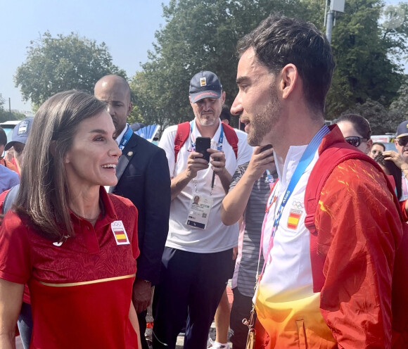 La reine Letizia d'Espagne rencontre les athlètes espagnols à l'issue de l'épreuve des 20 kms lors des Jeux Olympiques de Paris2024 (JO), le 1er août 2024. 