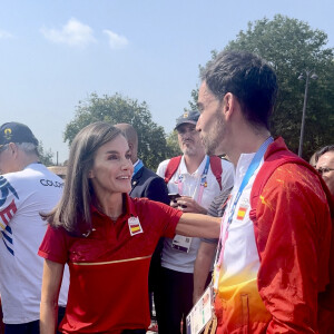 Mais ce jeudi 1er août, la reine Letizia a orchestré son grand come-back à Paris pour soutenir les athlètes espagnols inscrits à l'épreuve des 20 kms des Jeux Olympiques.
La reine Letizia d'Espagne rencontre les athlètes espagnols à l'issue de l'épreuve des 20 kms lors des Jeux Olympiques de Paris2024 (JO), le 1er août 2024. 