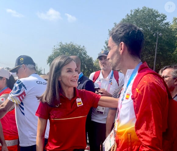 Mais ce jeudi 1er août, la reine Letizia a orchestré son grand come-back à Paris pour soutenir les athlètes espagnols inscrits à l'épreuve des 20 kms des Jeux Olympiques.
La reine Letizia d'Espagne rencontre les athlètes espagnols à l'issue de l'épreuve des 20 kms lors des Jeux Olympiques de Paris2024 (JO), le 1er août 2024. 