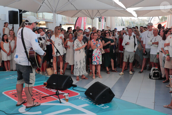 Le roi Felipe VI d'Espagne assiste au concert de Jaime Anglada au club nautique de Palma de Majorque, en marge de la Copa del Rey, le 31 juillet 2024. 