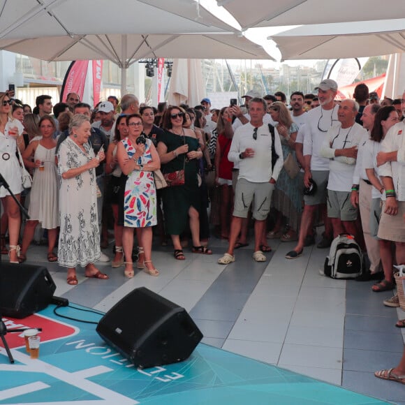 Le roi Felipe VI d'Espagne assiste au concert de Jaime Anglada au club nautique de Palma de Majorque, en marge de la Copa del Rey, le 31 juillet 2024. 