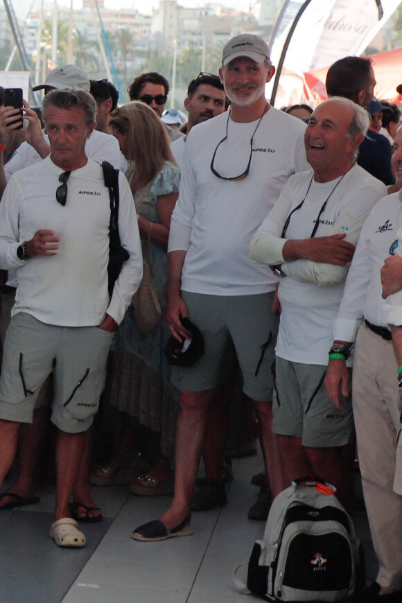 Le roi Felipe VI d'Espagne assiste au concert de Jaime Anglada au club nautique de Palma de Majorque, en marge de la Copa del Rey, le 31 juillet 2024. 