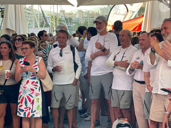 Le roi Felipe VI d'Espagne assiste au concert de Jaime Anglada au club nautique de Palma de Majorque, en marge de la Copa del Rey, le 31 juillet 2024. 