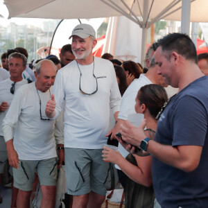 Le roi Felipe VI d'Espagne assiste au concert de Jaime Anglada au club nautique de Palma de Majorque, en marge de la Copa del Rey, le 31 juillet 2024.