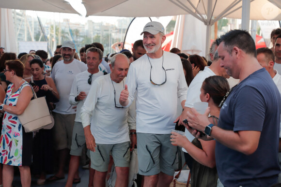 Le roi Felipe VI d'Espagne assiste au concert de Jaime Anglada au club nautique de Palma de Majorque, en marge de la Copa del Rey, le 31 juillet 2024.