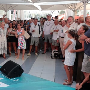 Le roi Felipe VI d'Espagne assiste au concert de Jaime Anglada au club nautique de Palma de Majorque, en marge de la Copa del Rey, le 31 juillet 2024. 