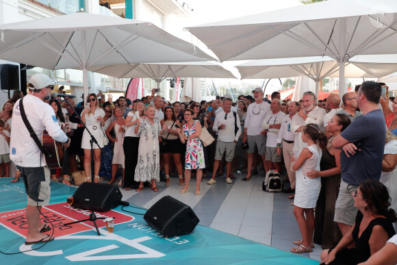 Le roi Felipe VI d'Espagne assiste au concert de Jaime Anglada au club nautique de Palma de Majorque, en marge de la Copa del Rey, le 31 juillet 2024. 