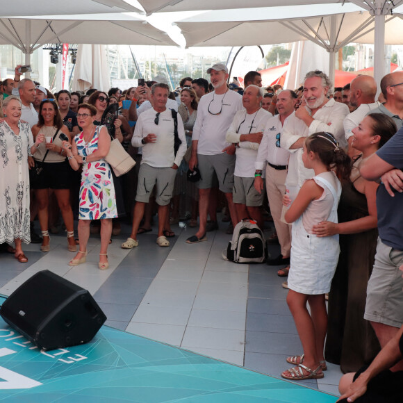 Le roi Felipe VI d'Espagne assiste au concert de Jaime Anglada au club nautique de Palma de Majorque, en marge de la Copa del Rey, le 31 juillet 2024. 