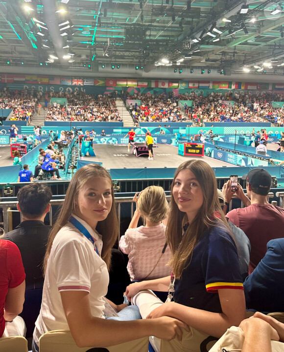 La princesse Leonor et L'infante Sofia d'Espagne assistent au match de tennis de table d'Alvaro Robles lors des Jeux Olympiques de Paris2024 (JO), le 30 juillet 2024. © Casa de SM El Rey / Europa Press / Bestimage 