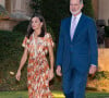 Si leurs deux filles la princesse Leonor et l'infante Sofia sont restées au sein de la capitale française, le monarque et son épouse ont posé leurs valises sur les Îles Baléares.
Le roi Felipe VI et la reine Letizia d'Espagne, La reine Sofia donnent leur réception annuelle au palais de Marivent à Palma de Majorque, le 30 juillet 2024. © PRPP / Backgrid / Bestimage 