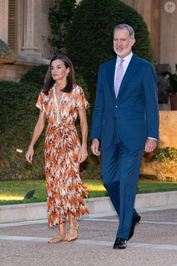 Si leurs deux filles la princesse Leonor et l'infante Sofia sont restées au sein de la capitale française, le monarque et son épouse ont posé leurs valises sur les Îles Baléares.
Le roi Felipe VI et la reine Letizia d'Espagne, La reine Sofia donnent leur réception annuelle au palais de Marivent à Palma de Majorque, le 30 juillet 2024. © PRPP / Backgrid / Bestimage 