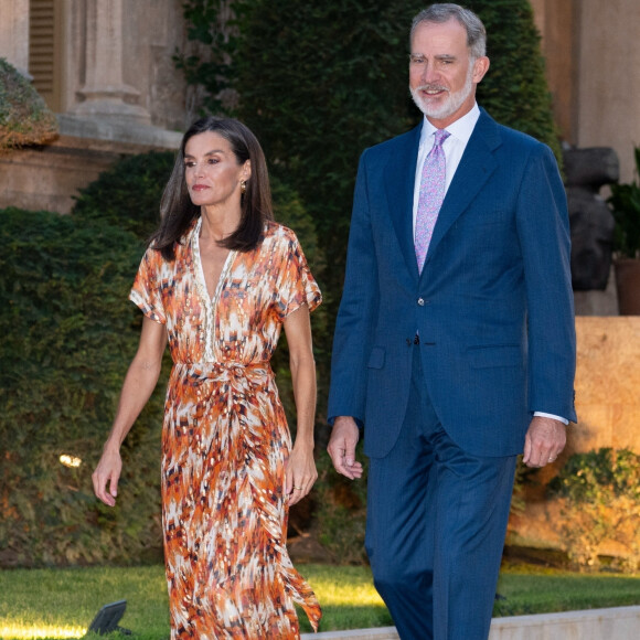 Si leurs deux filles la princesse Leonor et l'infante Sofia sont restées au sein de la capitale française, le monarque et son épouse ont posé leurs valises sur les Îles Baléares.
Le roi Felipe VI et la reine Letizia d'Espagne, La reine Sofia donnent leur réception annuelle au palais de Marivent à Palma de Majorque, le 30 juillet 2024. © PRPP / Backgrid / Bestimage 