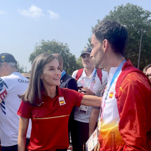 La reine Letizia d'Espagne rencontre les athlètes espagnols à l'issue de l'épreuve des 20 kms lors des Jeux Olympiques de Paris2024 (JO), le 1er août 2024. 