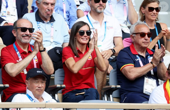 La reine Letizia d'Espagne - Célébrités assistent au 1/4 de finale de tennis entre C.Alcaraz et T.Paul lors des Jeux Olympiques de Paris 2024 (JO) à Roland Garros Paris, France, le 1er Aout 2024. © Jacovides-Perusseau/Bestimage 