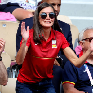 En cette période estivale, le roi Felipe VI et la reine Letizia d'Espagne n'ont pas un moment à eux !
La reine Letizia d'Espagne - Célébrités assistent au 1/4 de finale de tennis entre C.Alcaraz et T.Paul lors des Jeux Olympiques de Paris 2024 (JO) à Roland Garros Paris, France © Jacovides-Perusseau/Bestimage 