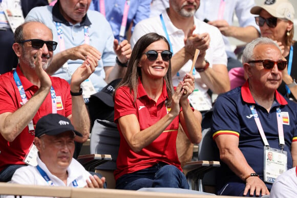 Ainsi que Carlos Alcaraz lors de son 1/4 de finale 
La reine Letizia d'Espagne - Célébrités assistent au 1/4 de finale de tennis entre C.Alcaraz et T.Paul lors des Jeux Olympiques de Paris 2024 (JO) à Roland Garros Paris, France, le 1er Aout 2024. © Jacovides-Perusseau/Bestimage 