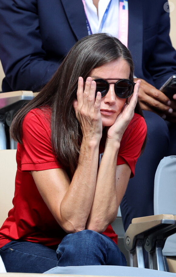 La reine Letizia d'Espagne - Célébrités assistent au 1/4 de finale de tennis entre C.Alcaraz et T.Paul lors des Jeux Olympiques de Paris 2024 (JO) à Roland Garros Paris, France, le 1er Aout 2024. © Jacovides-Perusseau/Bestimage 