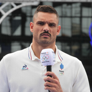 Florent Manaudou, Melina Robert-Michon, David Lappartient, Nathalie Pechalat lors du relais de la Flamme Olympique au Club France à Paris, le 26 juillet 2024. 