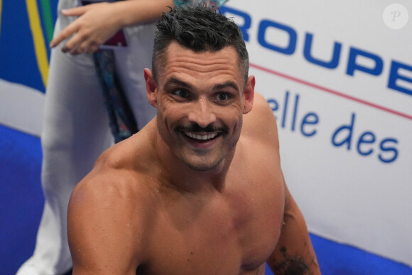 Florent Manaudou remporte l'épreuve du 50 m nage libre, sous le regard de sa compagne L.Dumenil, aux championnats de France de Natation 2024 au centre aquatique Odyssée à Chartres, le 20 juin 2024. © Laurent Lairys / Panoramic / Bestimage 