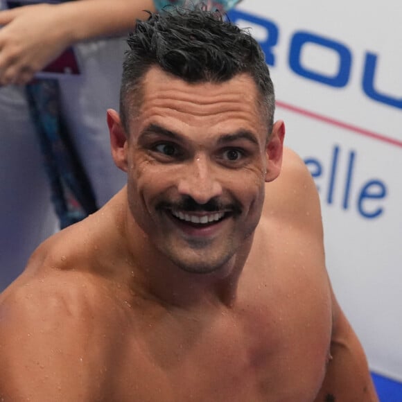 Florent Manaudou remporte l'épreuve du 50 m nage libre, sous le regard de sa compagne L.Dumenil, aux championnats de France de Natation 2024 au centre aquatique Odyssée à Chartres, le 20 juin 2024. © Laurent Lairys / Panoramic / Bestimage 