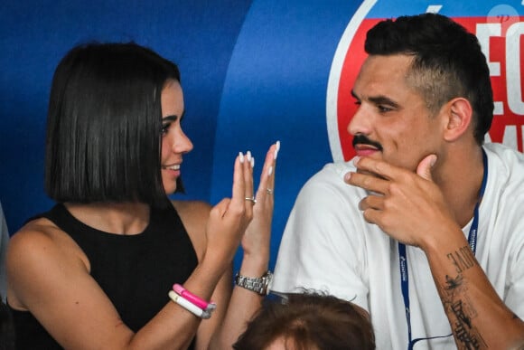 Florent Manaudou et sa nouvelle compagne Lola Dumenil dans les tribunes lors des Championnats de France de natation à Chartres le 18 Juin 2024. © Matthieu Mirville/Bestimage