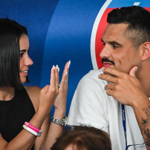 Florent Manaudou et sa nouvelle compagne Lola Dumenil dans les tribunes lors des Championnats de France de natation à Chartres le 18 Juin 2024. © Matthieu Mirville/Bestimage