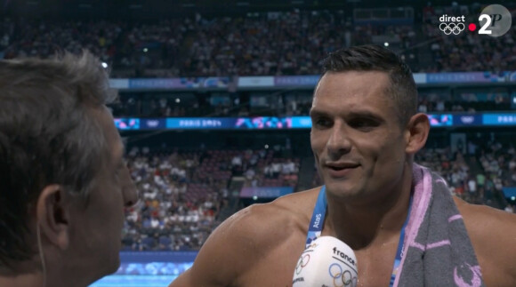 Florent Manaudou interviewé par les journalistes de France 2 ce jeudi 1er août 2024 après sa qualification en finale de l'épreuve du 50m nage libre, qui se déroulera ce vendredi.