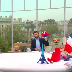 Christophe Beaugrand a présenté sa dernière émission de "Bonjour !" le vendredi 2 août 2024
L'équipe de "Bonjour !"