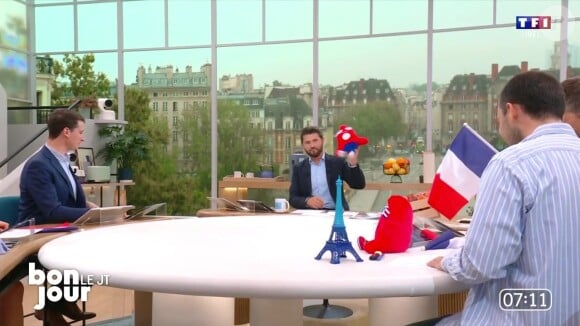 Christophe Beaugrand a présenté sa dernière émission de "Bonjour !" le vendredi 2 août 2024
L'équipe de "Bonjour !"