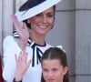 Le 1er août, nos confrères de "The Express" ont révélé que Kate Middleton et le prince William pourrait prochainement s'envoler à Paris pour les Jeux Olympiques.
Catherine Kate Middleton, princesse de Galles, la princesse Charlotte - Les membres de la famille royale britannique au balcon du Palais de Buckingham lors de la parade militaire "Trooping the Colour" à Londres le 15 juin 2024 © Julien Burton / Bestimage 