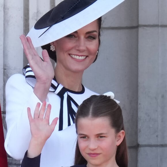 Le 1er août, nos confrères de "The Express" ont révélé que Kate Middleton et le prince William pourrait prochainement s'envoler à Paris pour les Jeux Olympiques.
Catherine Kate Middleton, princesse de Galles, la princesse Charlotte - Les membres de la famille royale britannique au balcon du Palais de Buckingham lors de la parade militaire "Trooping the Colour" à Londres le 15 juin 2024 © Julien Burton / Bestimage 