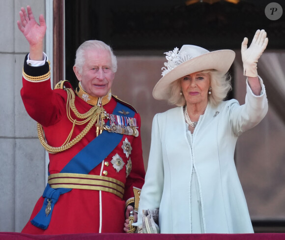 Le roi Charles III d'Angleterre et la reine consort Camilla - Les membres de la famille royale britannique au balcon du Palais de Buckingham lors de la parade militaire "Trooping the Colour" à Londres le 15 juin 2024 © Julien Burton / Bestimage 