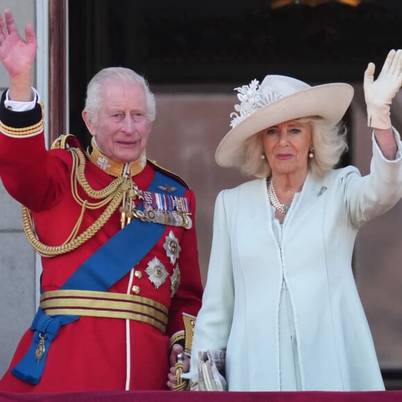 Le roi Charles III d'Angleterre et la reine consort Camilla - Les membres de la famille royale britannique au balcon du Palais de Buckingham lors de la parade militaire "Trooping the Colour" à Londres le 15 juin 2024 © Julien Burton / Bestimage 