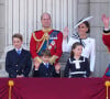 C'est la folle rumeur du moment.
Le prince George, le prince Louis, la princesse Charlotte, le prince William, prince de Galles, Catherine Kate Middleton, princesse de Galles, le roi Charles III d'Angleterre, la reine consort Camilla au balcon du Palais de Buckingham lors de la parade militaire "Trooping the Colour" à Londres © Julien Burton / Bestimage 