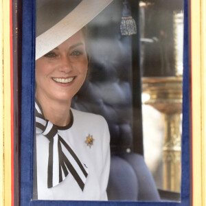 Et de compléter : "Certes, elle est apparue à Trooping the Colour et au tournoi de tennis de Wimbledon, mais à notre connaissance aucune autre apparition n'est prévue cet été".
Catherine Kate Middleton, princesse de Galles - Les membres de la famille royale britannique au balcon du Palais de Buckingham lors de la parade militaire "Trooping the Colour" à Londres le 15 juin 2024 © Julien Burton / Bestimage 