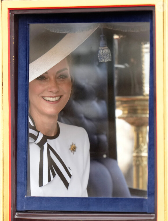 Et de compléter : "Certes, elle est apparue à Trooping the Colour et au tournoi de tennis de Wimbledon, mais à notre connaissance aucune autre apparition n'est prévue cet été".
Catherine Kate Middleton, princesse de Galles - Les membres de la famille royale britannique au balcon du Palais de Buckingham lors de la parade militaire "Trooping the Colour" à Londres le 15 juin 2024 © Julien Burton / Bestimage 