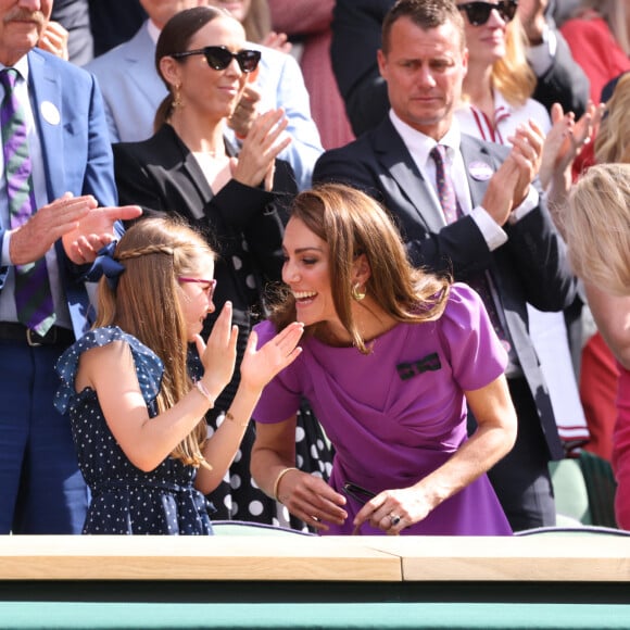 Catherine (Kate) Middleton avec la princesse Charlotte et Pippa Middleton dans les tribunes de la finale du tournoi de Wimbledon 2024, le 14 juillet 2024. 