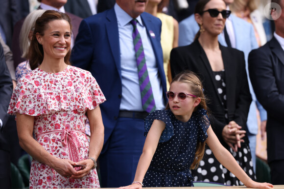 Catherine (Kate) Middleton avec la princesse Charlotte et Pippa Middleton dans les tribunes de la finale du tournoi de Wimbledon 2024, le 14 juillet 2024. 