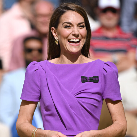 A noter que l'information n'a pas été confirmée par Kensington palace. Mais un expert royal est récemment sorti du silence pour faire part de ses doutes.
Catherine (Kate) Middleton remet la coupe à Carlos Alcaraz après sa victoire face à Novak Djokovic en finale du tournoi de Wimbledon 2024 (6/2 - 6/2 - 7/6). Wimbledon, le 14 juillet 2024. 