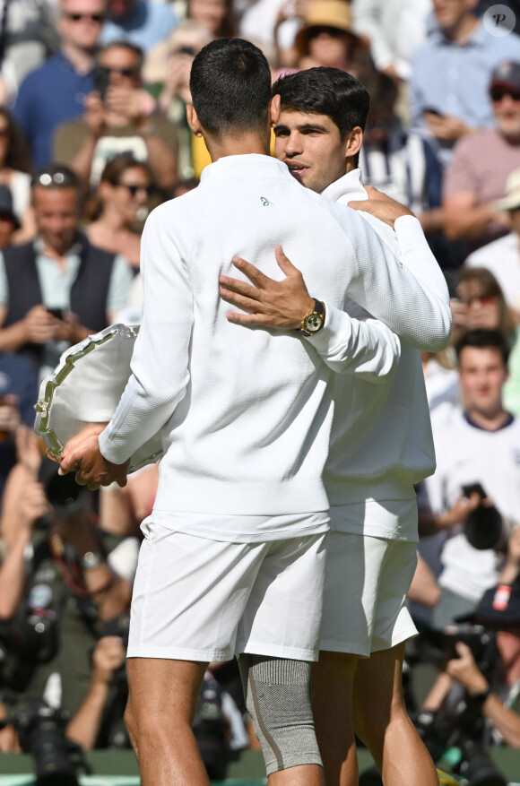 Catherine (Kate) Middleton remet la coupe à Carlos Alcaraz après sa victoire face à Novak Djokovic en finale du tournoi de Wimbledon 2024 (6/2 - 6/2 - 7/6). Wimbledon, le 14 juillet 2024. 