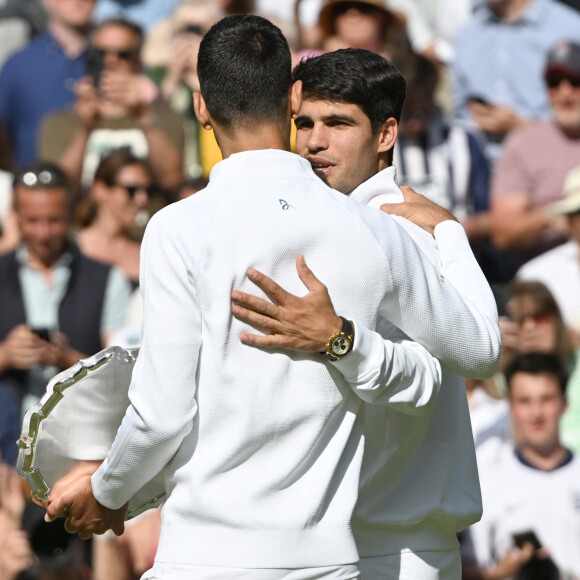 Catherine (Kate) Middleton remet la coupe à Carlos Alcaraz après sa victoire face à Novak Djokovic en finale du tournoi de Wimbledon 2024 (6/2 - 6/2 - 7/6). Wimbledon, le 14 juillet 2024. 