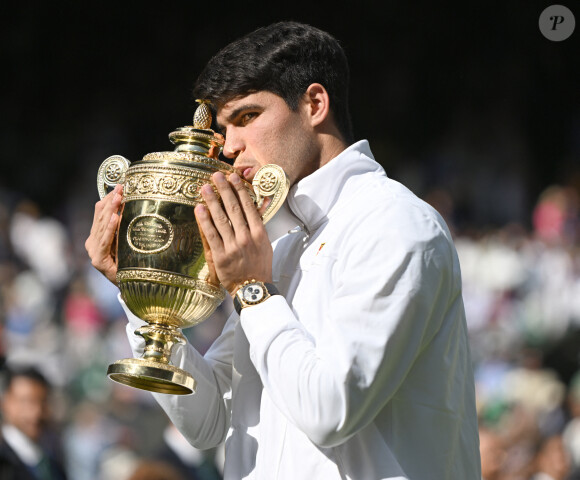 Carlos Alcaraz après sa victoire face à Novak Djokovic en finale du tournoi de Wimbledon 2024 (6/2 - 6/2 - 7/6). Wimbledon, le 14 juillet 2024. 