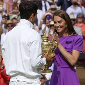 Catherine (Kate) Middleton remet la coupe à Carlos Alcaraz après sa victoire face à Novak Djokovic en finale du tournoi de Wimbledon 2024 (6/2 - 6/2 - 7/6). Wimbledon, le 14 juillet 2024. 