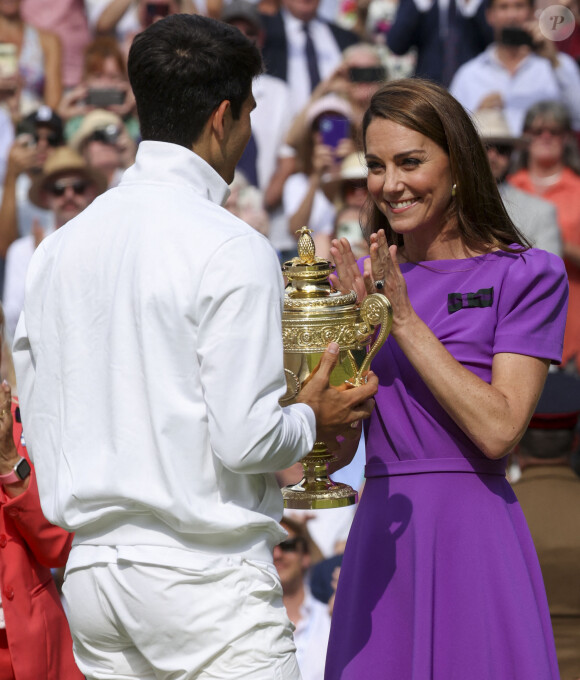 Catherine (Kate) Middleton remet la coupe à Carlos Alcaraz après sa victoire face à Novak Djokovic en finale du tournoi de Wimbledon 2024 (6/2 - 6/2 - 7/6). Wimbledon, le 14 juillet 2024. 