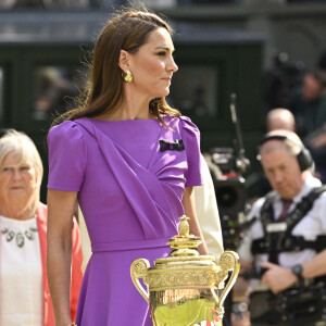 Catherine (Kate) Middleton remet la coupe à Carlos Alcaraz après sa victoire face à Novak Djokovic en finale du tournoi de Wimbledon 2024 (6/2 - 6/2 - 7/6). Wimbledon, le 14 juillet 2024. 